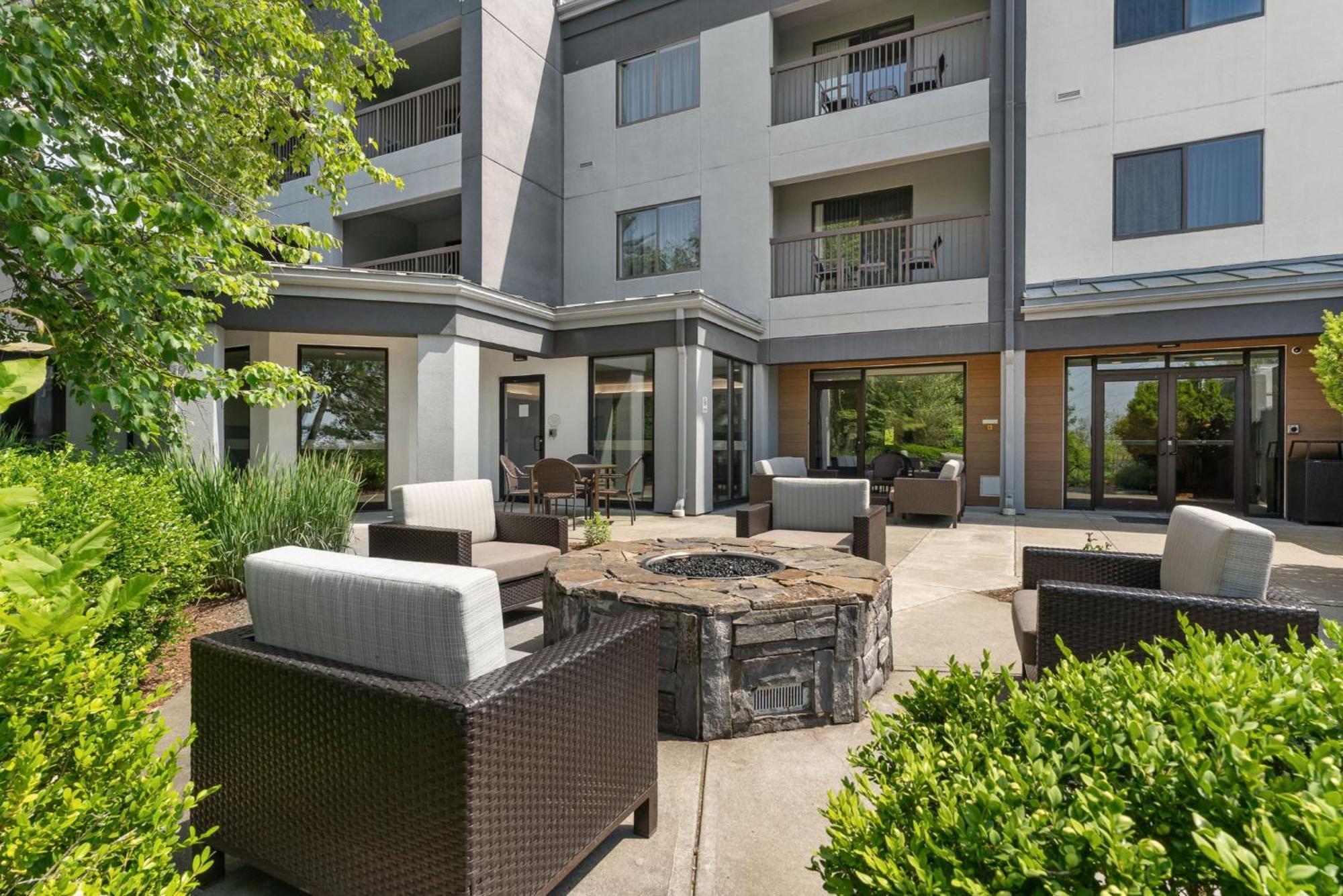 Courtyard Burlington Williston Hotell Exteriör bild
