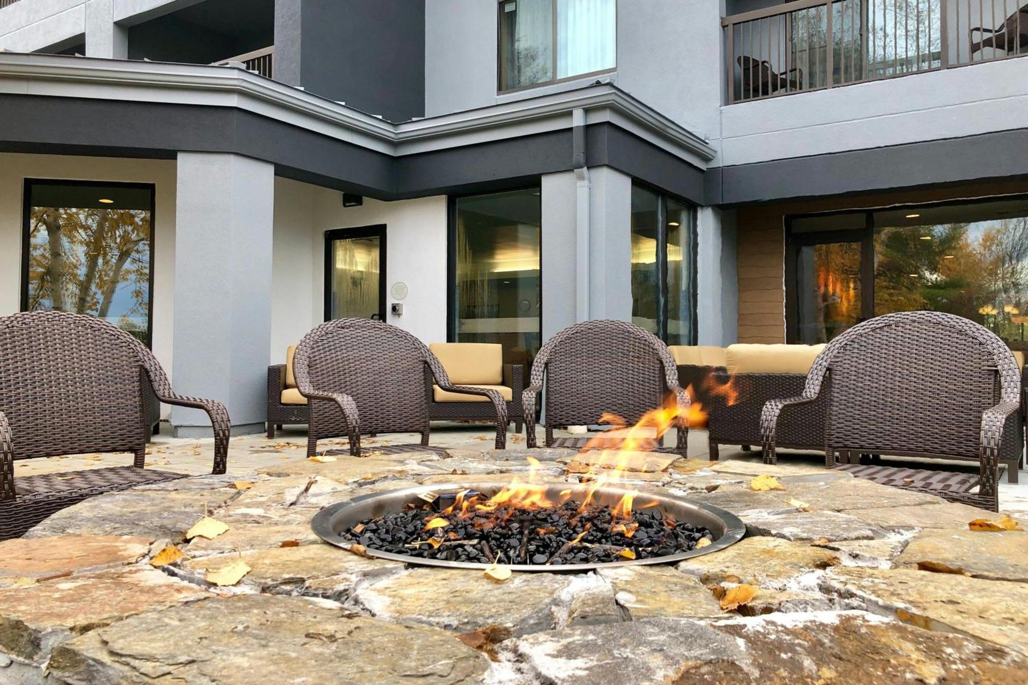 Courtyard Burlington Williston Hotell Exteriör bild